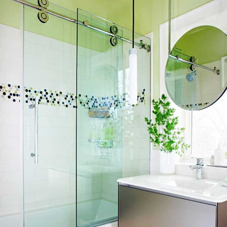 Стеклянная шторка для ванной, особенности складной, распашной, угловой и неподвижной моделей