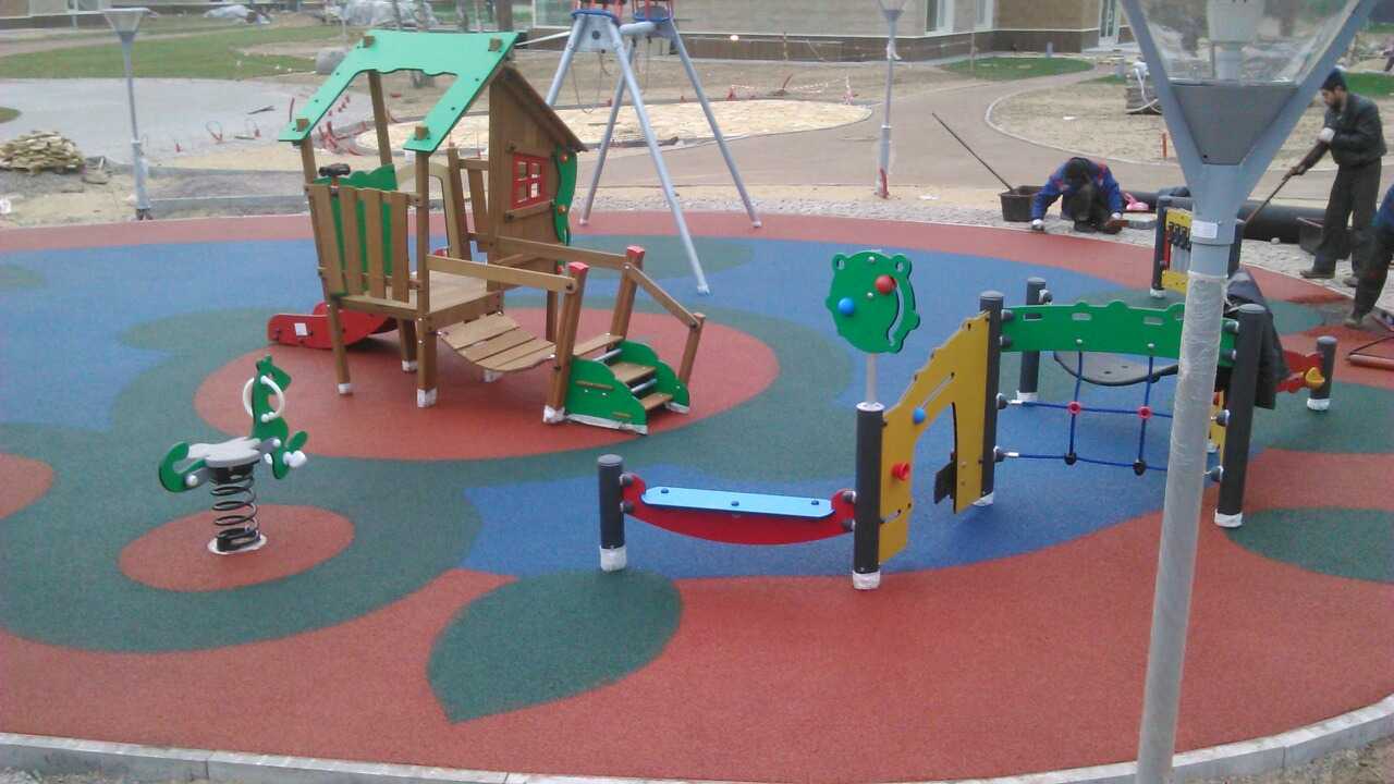 Какое покрытие лучше подходит для детских площадок на даче?