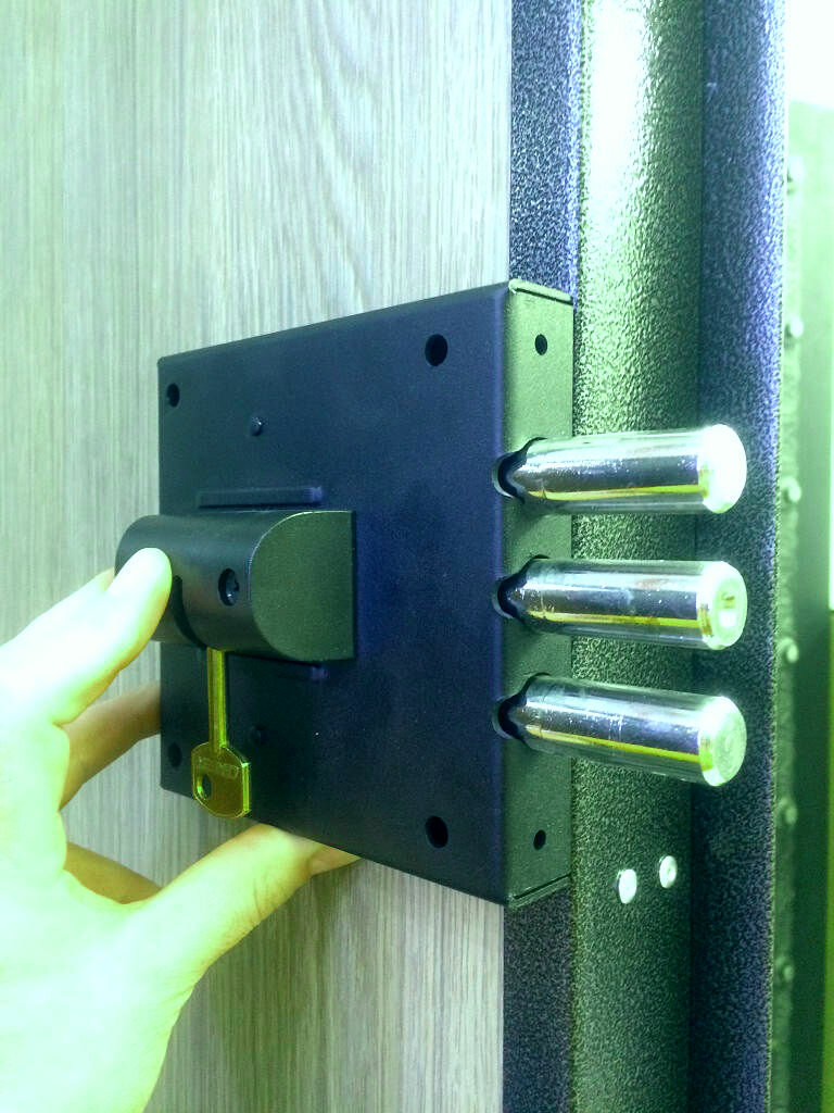 Накладной замок для деревянной двери (29 фото): как установить дверной замок на входные двери?