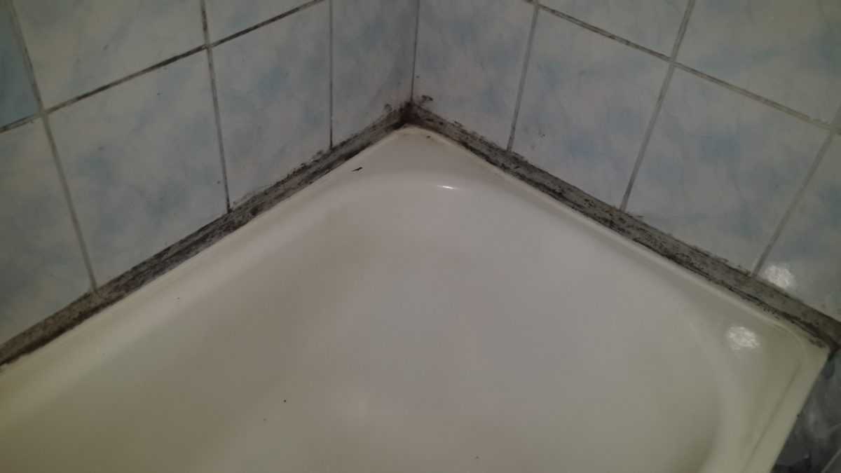 Как заделать щель между ванной и стеной?