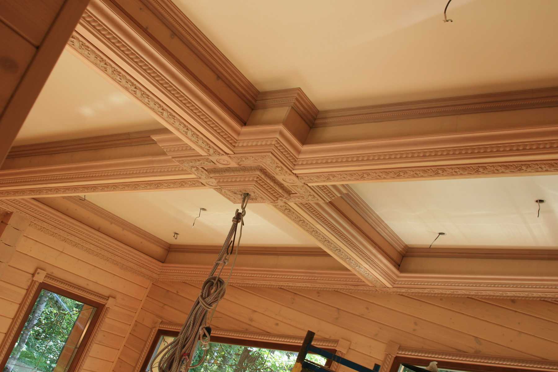  потолочный плинтус (24 фото): галтели из дерева, широкие .