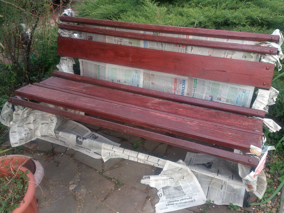 Чем покрасить садовую скамейку из дерева на улице: какой краской лучше красить