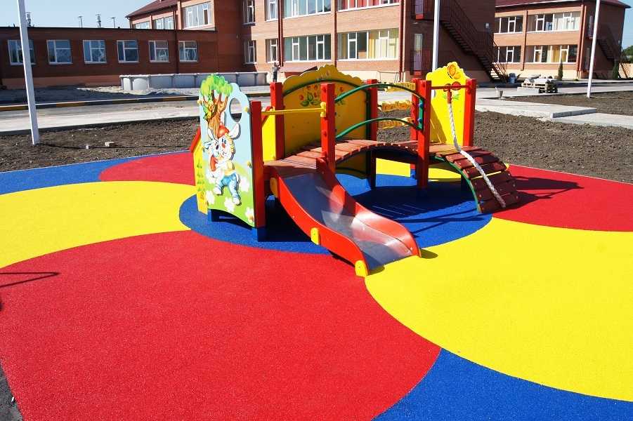 Резиновое покрытие для детских площадок: бесшовное, плиты, руллоное