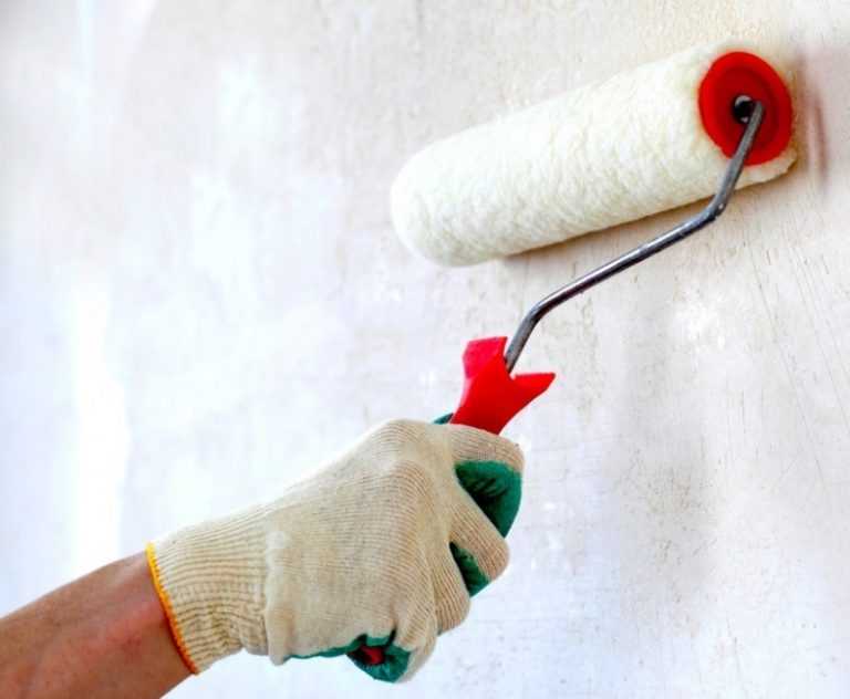 Как красить стены водоэмульсионной краской при помощи валика