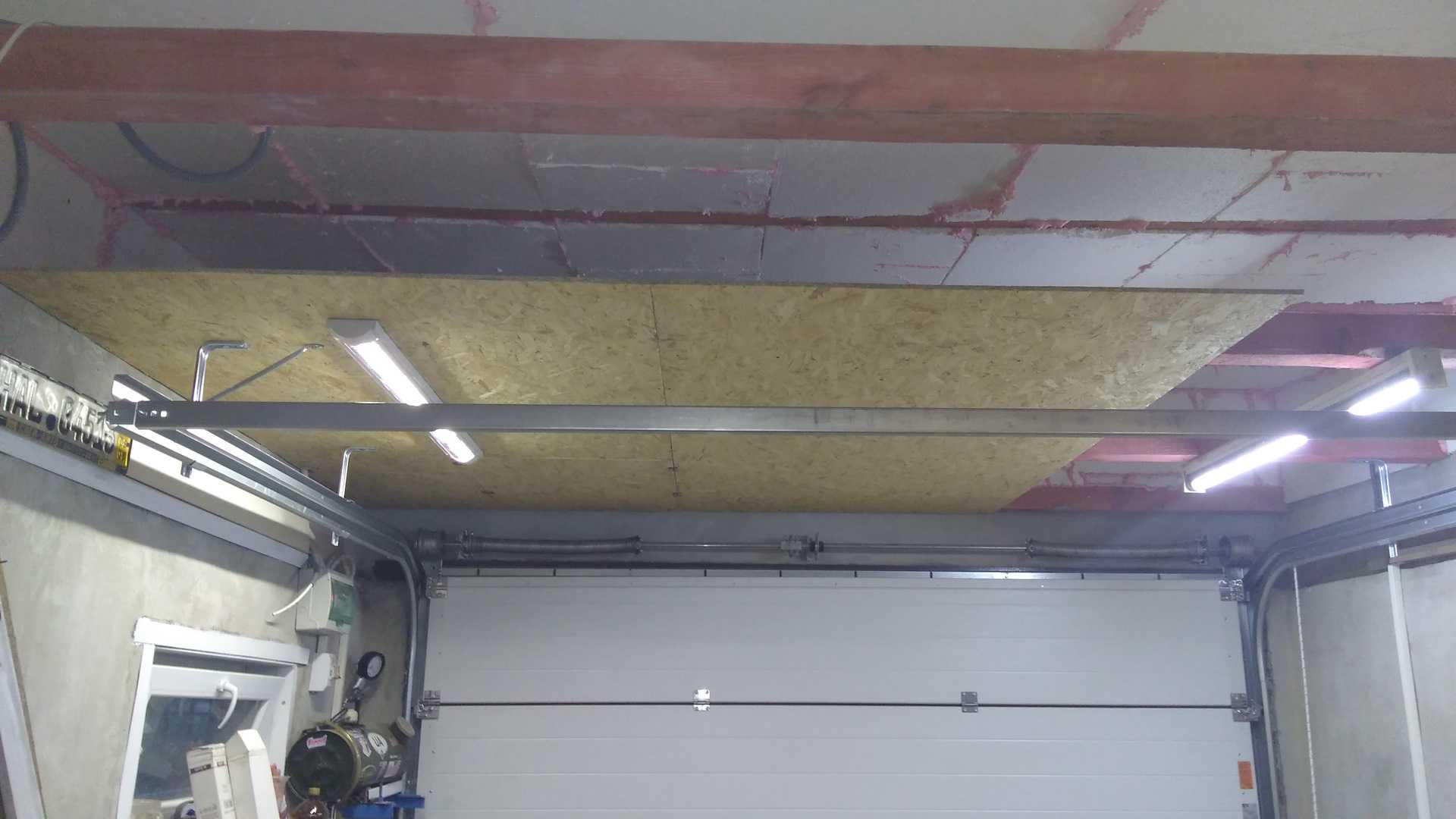 Когда требуется отделать потолок в гараже
