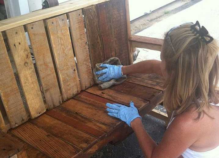 Чем покрасить деревянное крыльцо на улице чтобы не слезла краска: защита дерева