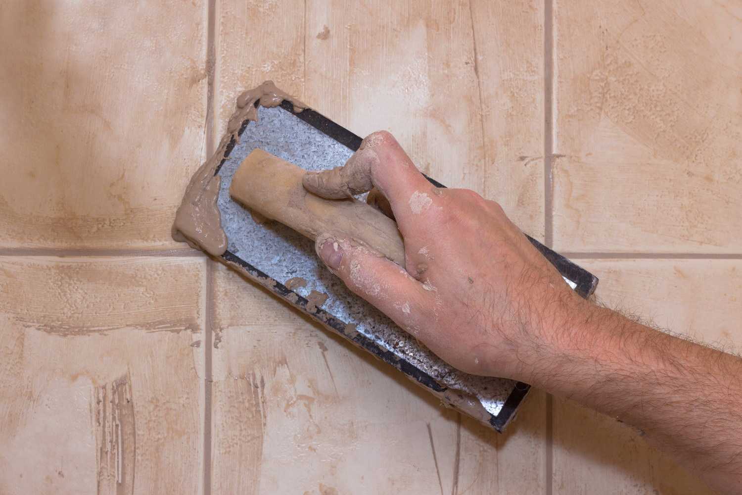 Как затирать швы на плитке на полу своими руками: как затереть швы на плитке на полу затиркой
