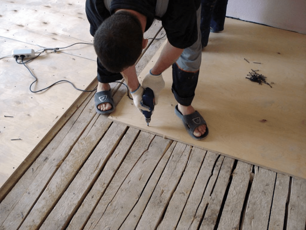 Выравнивание старого деревянного пола под укладку ламината своими руками