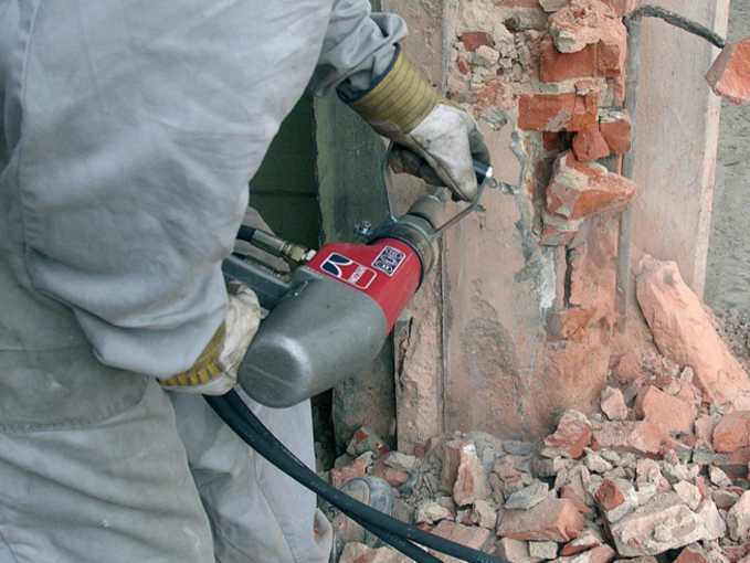 Технология демонтажа кирпичных стен