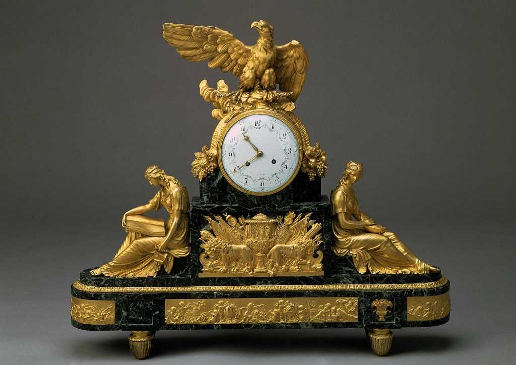 Каминные часы (37 фото): белые часы и из бронзы с боем, в классическом стиле и другом стиле, часы в деревянном корпусе и другие варианты