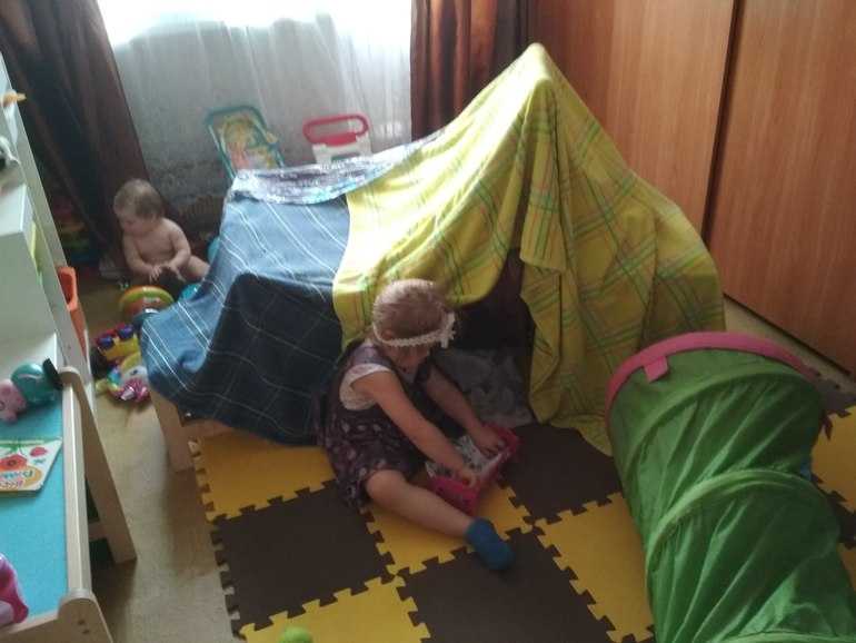 Шалаши для детей (41 фото): детские шалаши своими руками на даче и в квартире. как сделать домик-шалаш для детей 10-12 лет на улице?
