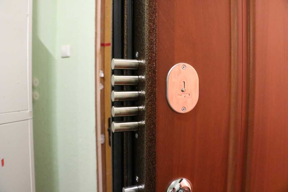 Замена замка на входной металлической двери в квартире своими руками