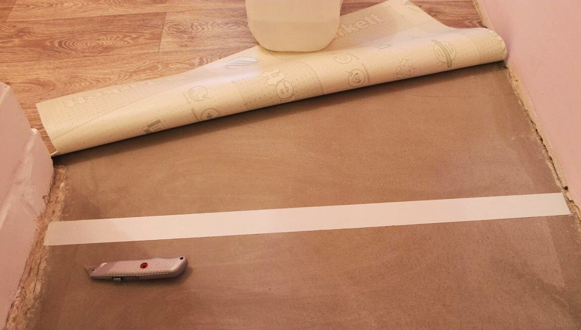 Как стелить линолеум на бетонный или деревянный пол в квартире