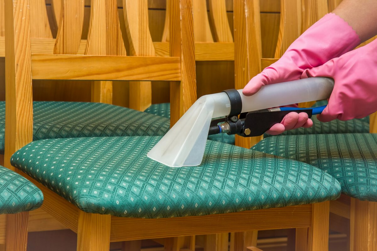 Как почистить мягкую мебель в домашних условиях: способы,средства