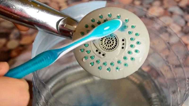 Хозяйке на заметку: как отмыть душ от известкового налета