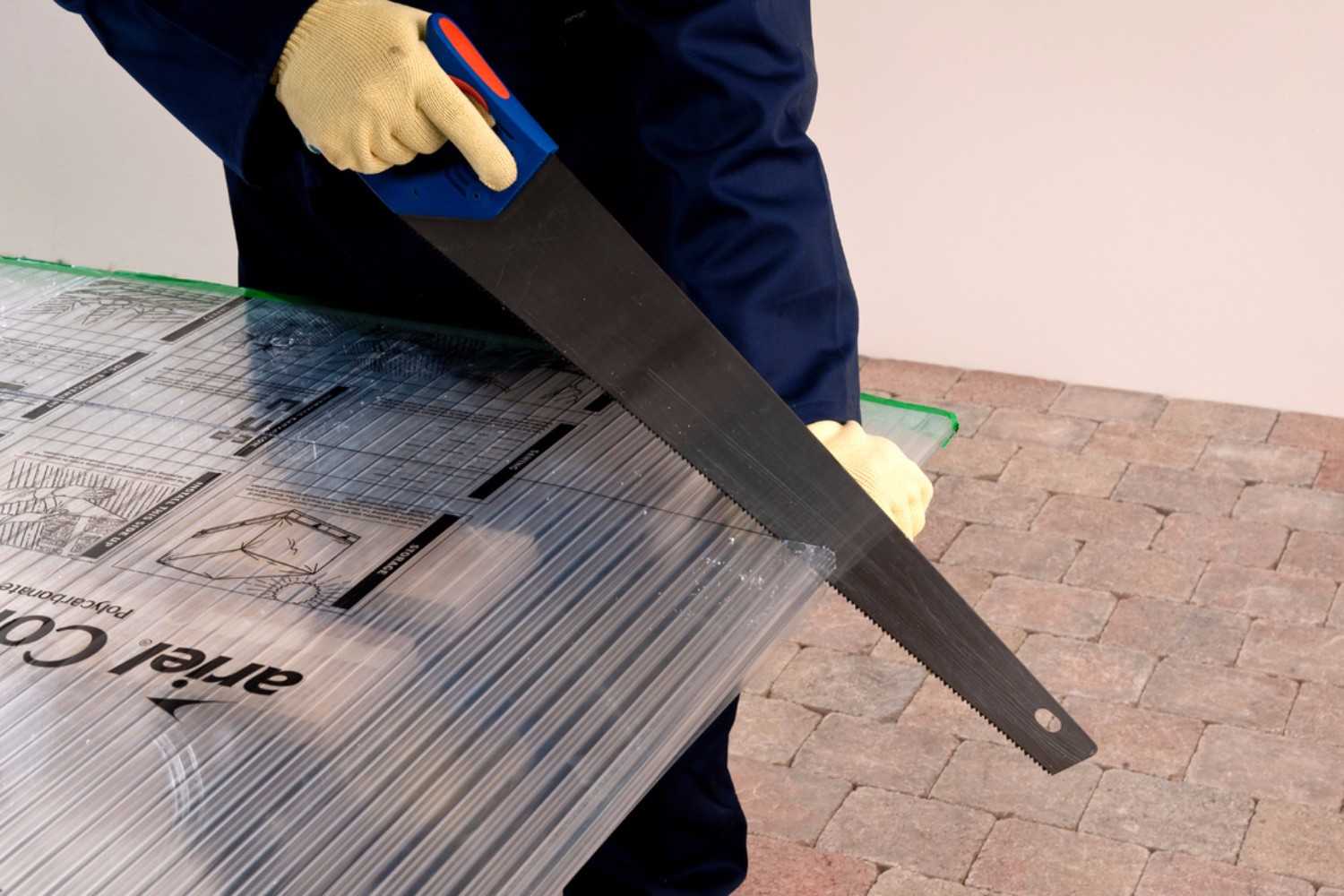 Чем и как резать поликарбонат? чем лучше всего в домашних условиях отрезать монолитный поликарбонат? выбор ножа, как резать по размеру пошагово