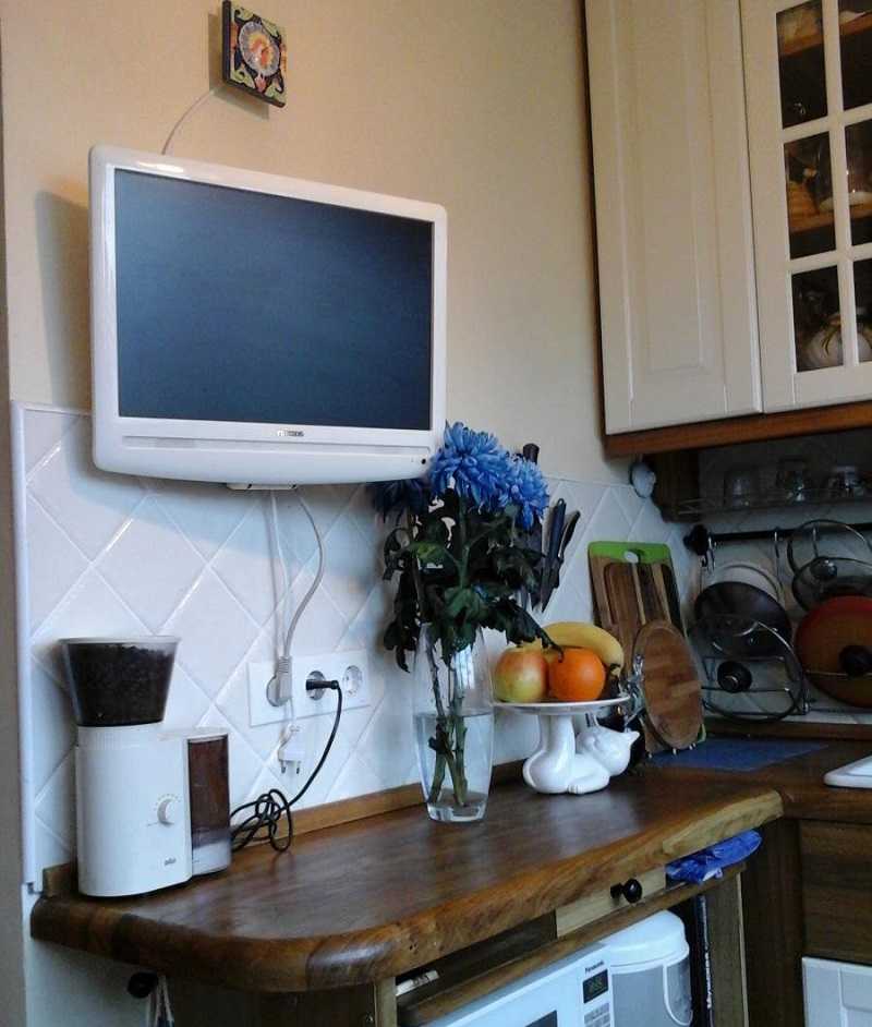 Телевизор на кухню с хорошим углом обзора: какой выбрать, на какой высоте и куда вешать телевизор с креплением
