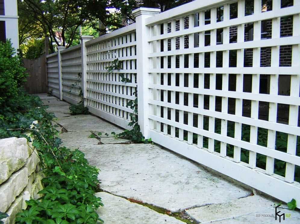 Забор из шифера (28 фото):  варианты из волнового и плоского материала, железный шиферный забор