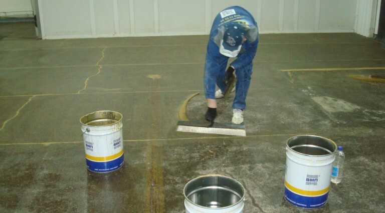 Обеспыливание и упрочнение бетонного пола: работа с топпингом и пропитками