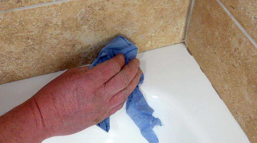 Чем оттереть силиконовый герметик с плитки в ванной, как очистить кафель