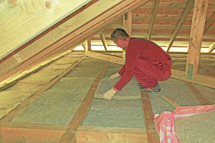 Как утеплить потолок в доме с холодной крышей