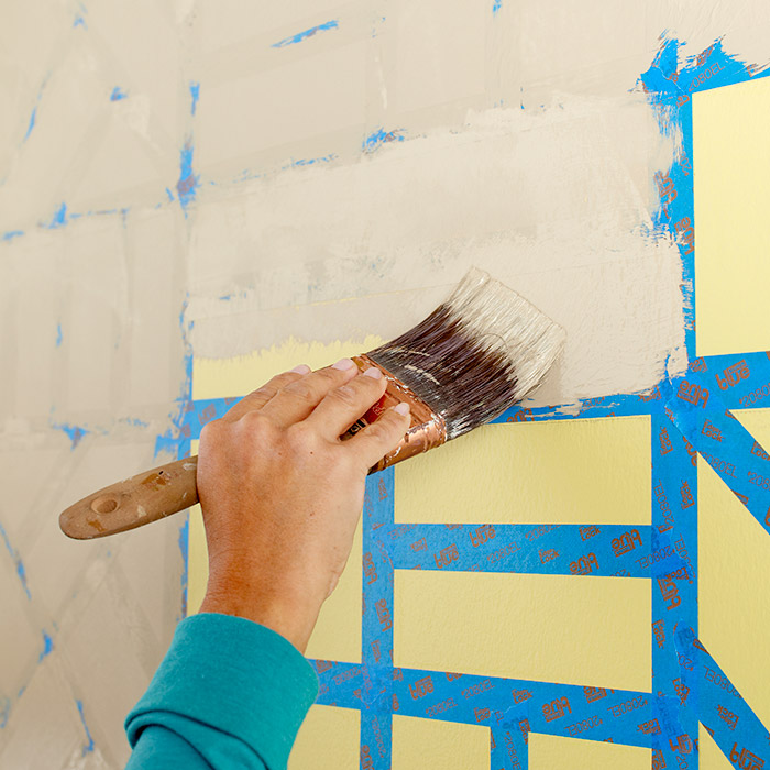 Как правильно покрасить стены в квартире