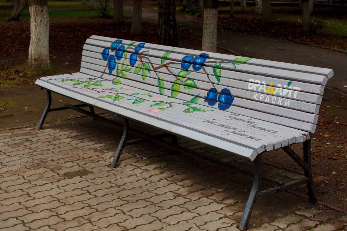 Чем покрасить садовую скамейку из дерева на улице: какой краской лучше красить