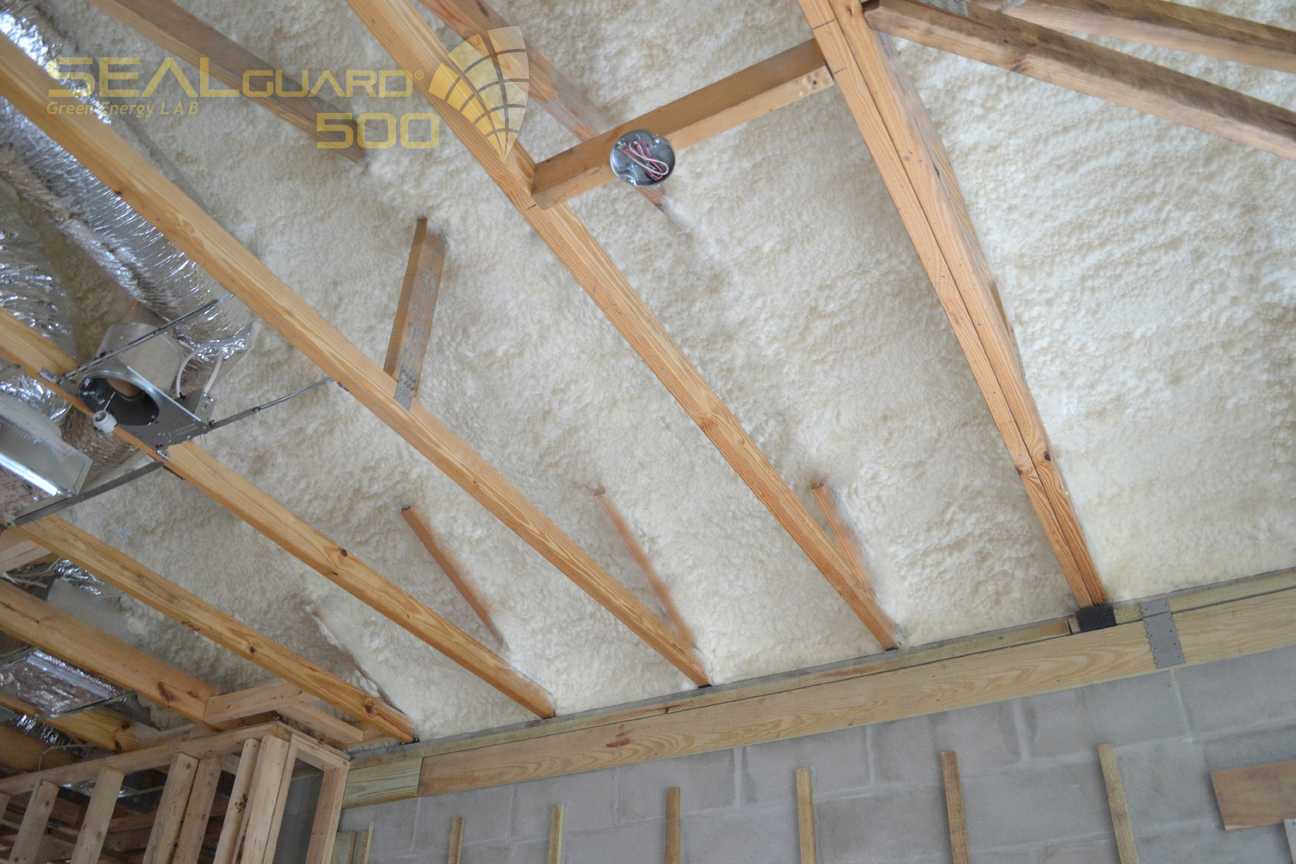 Утепляем потолок в деревянном доме: правильная технология