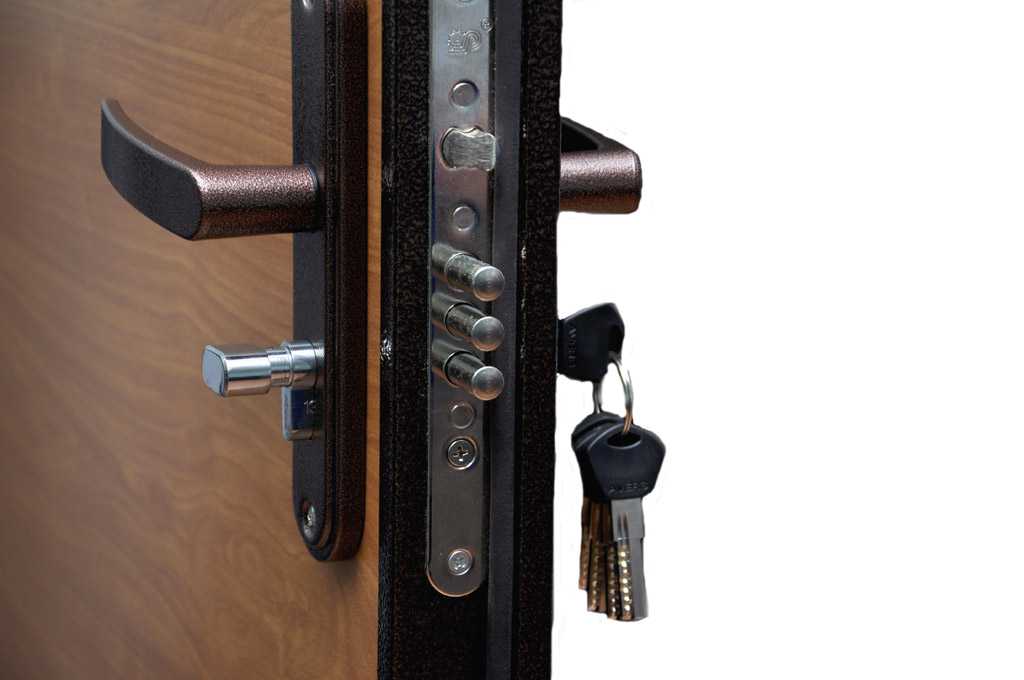 Замена замка в металлической двери в квартире: описание монтажа