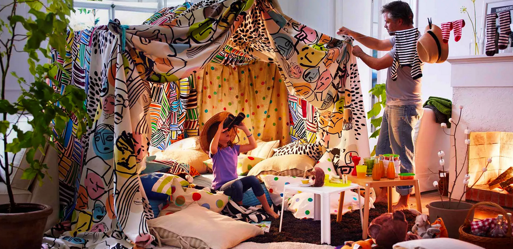 Как построить шалаш из одеял и подушек дома? как сделать его из стульев для детей? конструкции из 3-4 подушек на кровати, домашний шалаш из матрасов