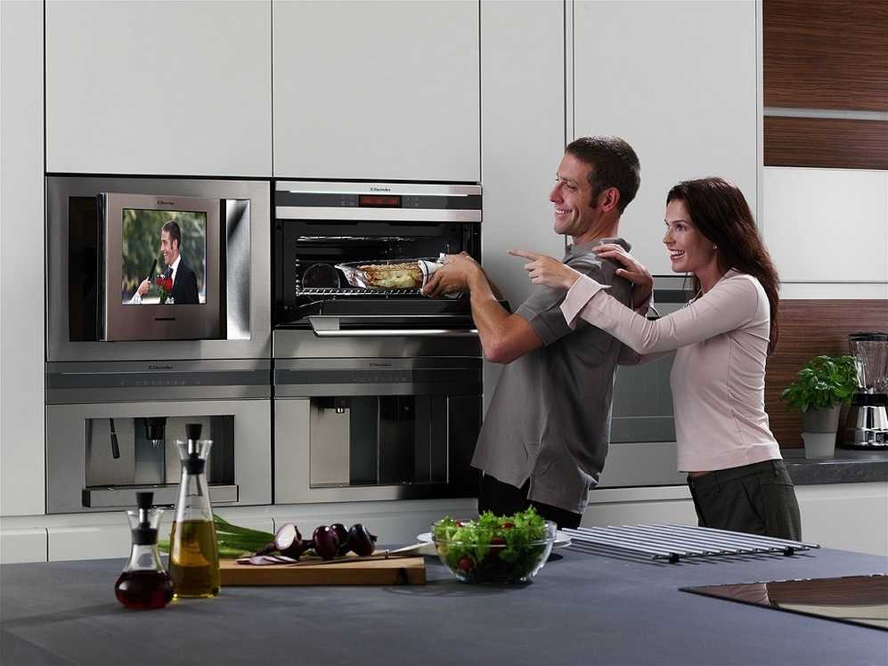 Покупаем телевизор на кухню: какой выбрать и где установить