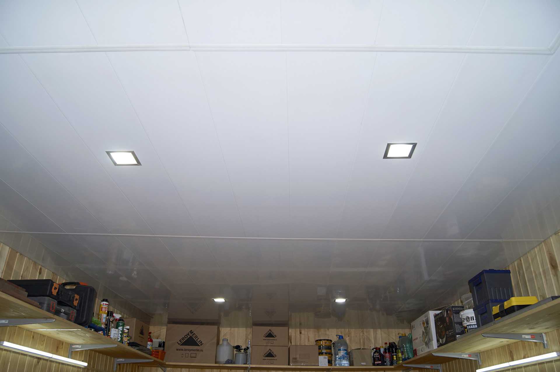 Из чего сделать потолок в гараже: гипсокартон, осп или пвх панели? подборка фото