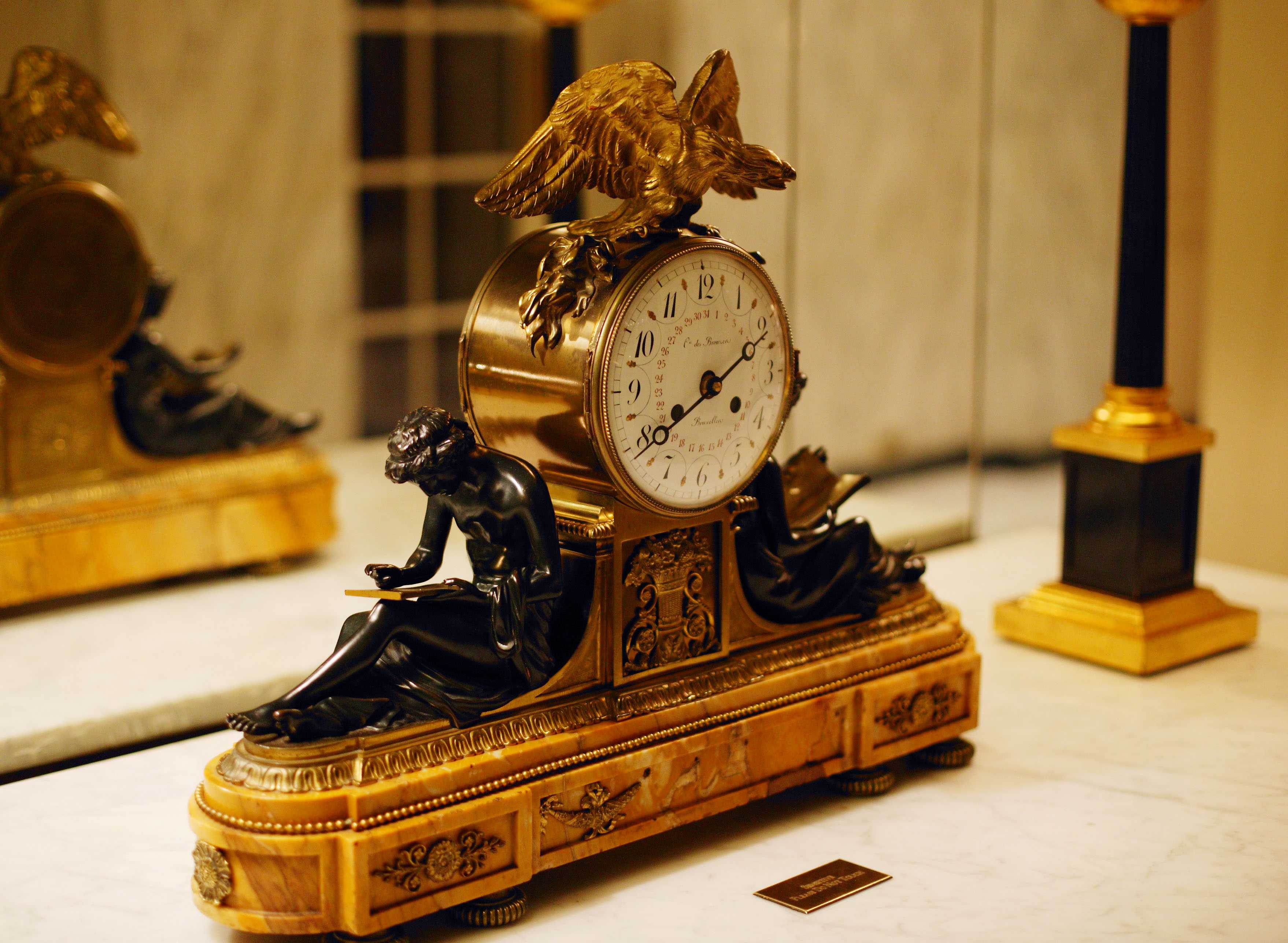 Часы на камин (35 фото): повесить каминные часы с канделябрами