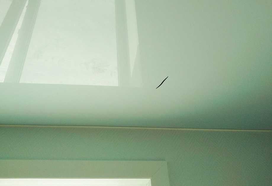 Как отремонтировать натяжной потолок после прокола или пореза?