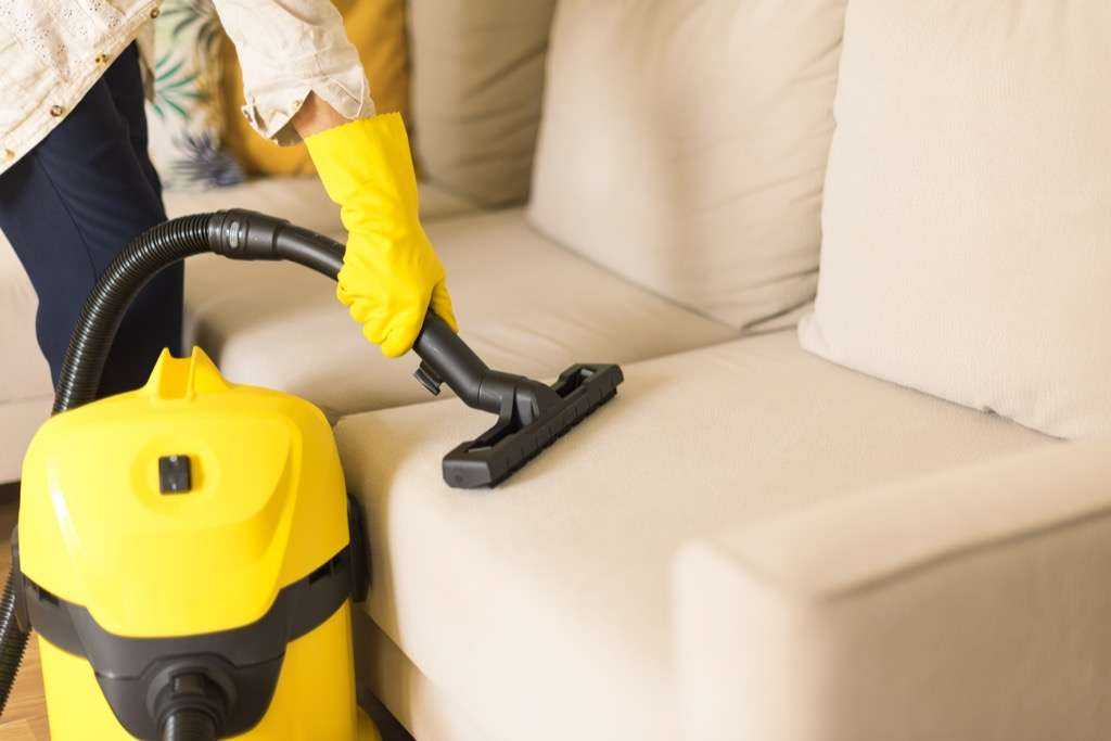 Как почистить мягкую мебель в домашних условиях быстро и эффективно
