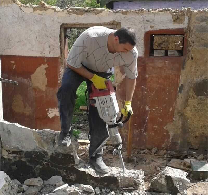 Как разбить старый фундамент из бетона своими руками