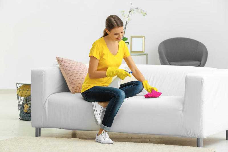 Как почистить диван от засаленности в домашних условиях?