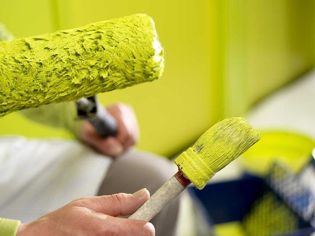 Особенности покраски стен водоэмульсионной краской — описание процесса с фото и видео