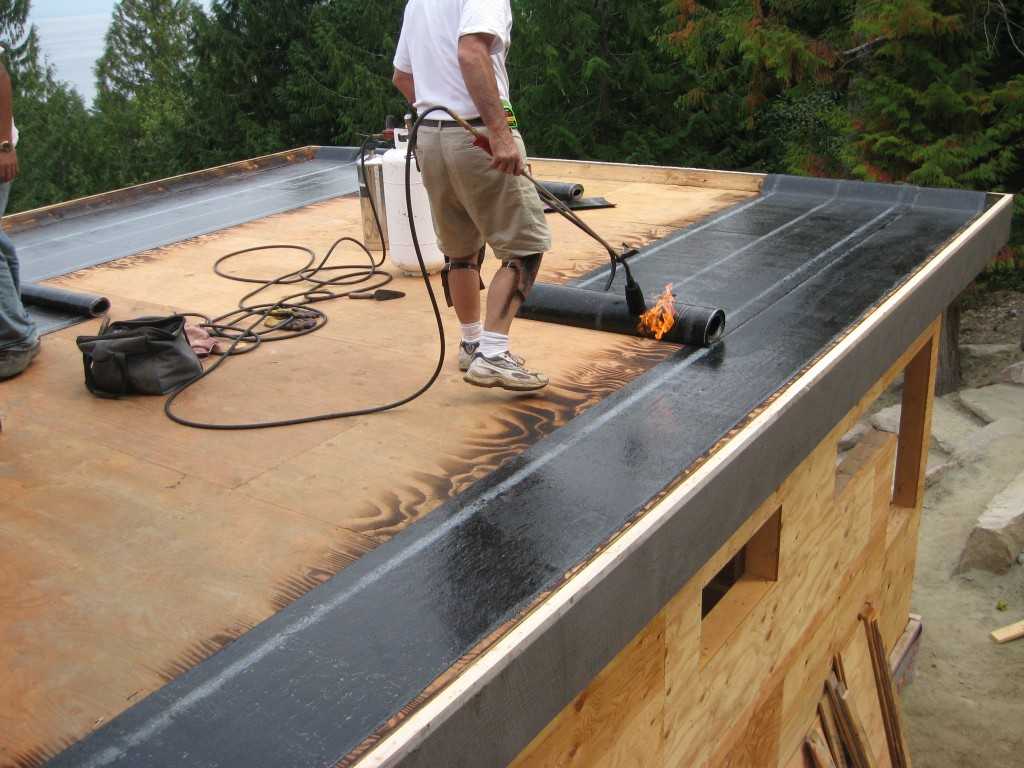 Крыша гаража (74 фото): чем покрывают односкатные конструкции, варианты с гидроизоляцией, как правильно крыть двускатную крышу