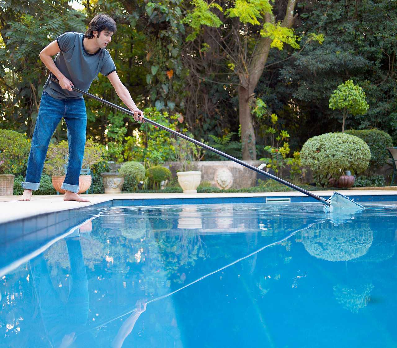 Как очистить бассейн на даче