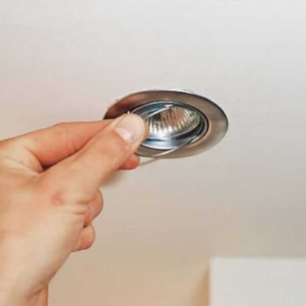 Как выкрутить лампочку из подвесного потолка и заменить на галогеновую или светодиодную