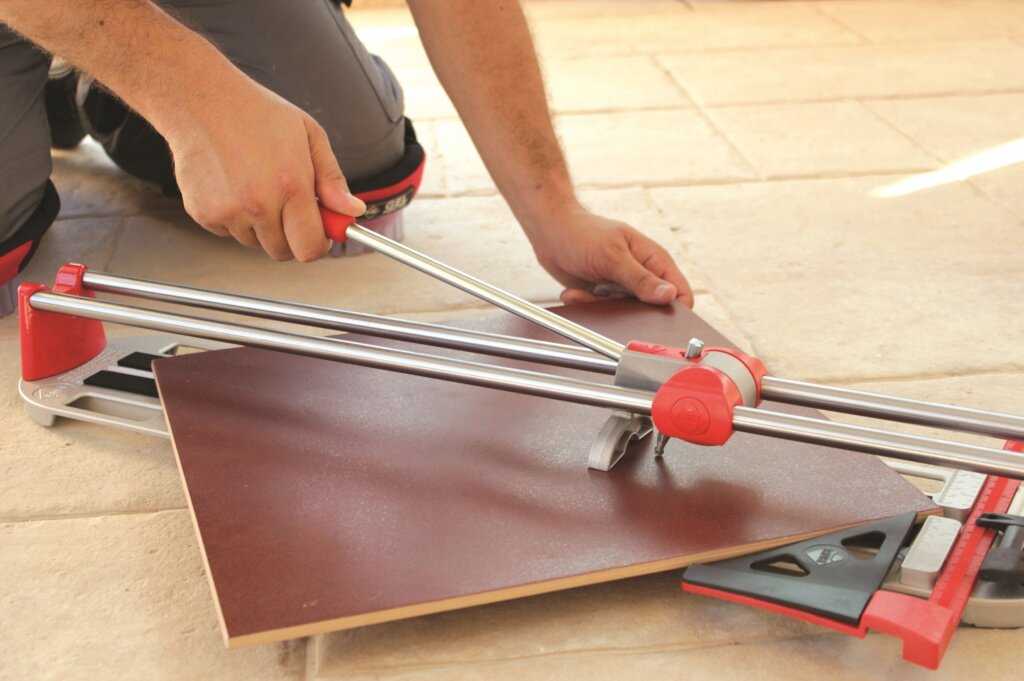 Как резать плитку плиткорезом? как правильно отрезать ручным инструментом, чем можно воспользоваться, если нет плиткореза