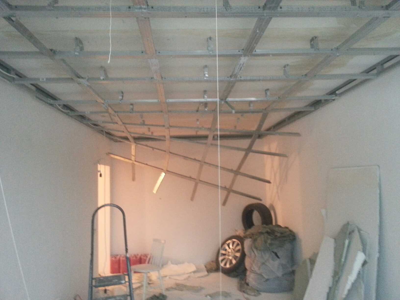 Демонтаж гипсокартонного потолка: как разобрать гкл и цена за м2 подвесного