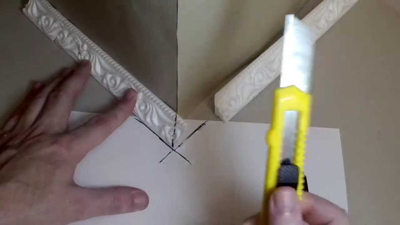 Как сделать угол на потолочном плинтусе с помощью стусла: пошаговая инструкция