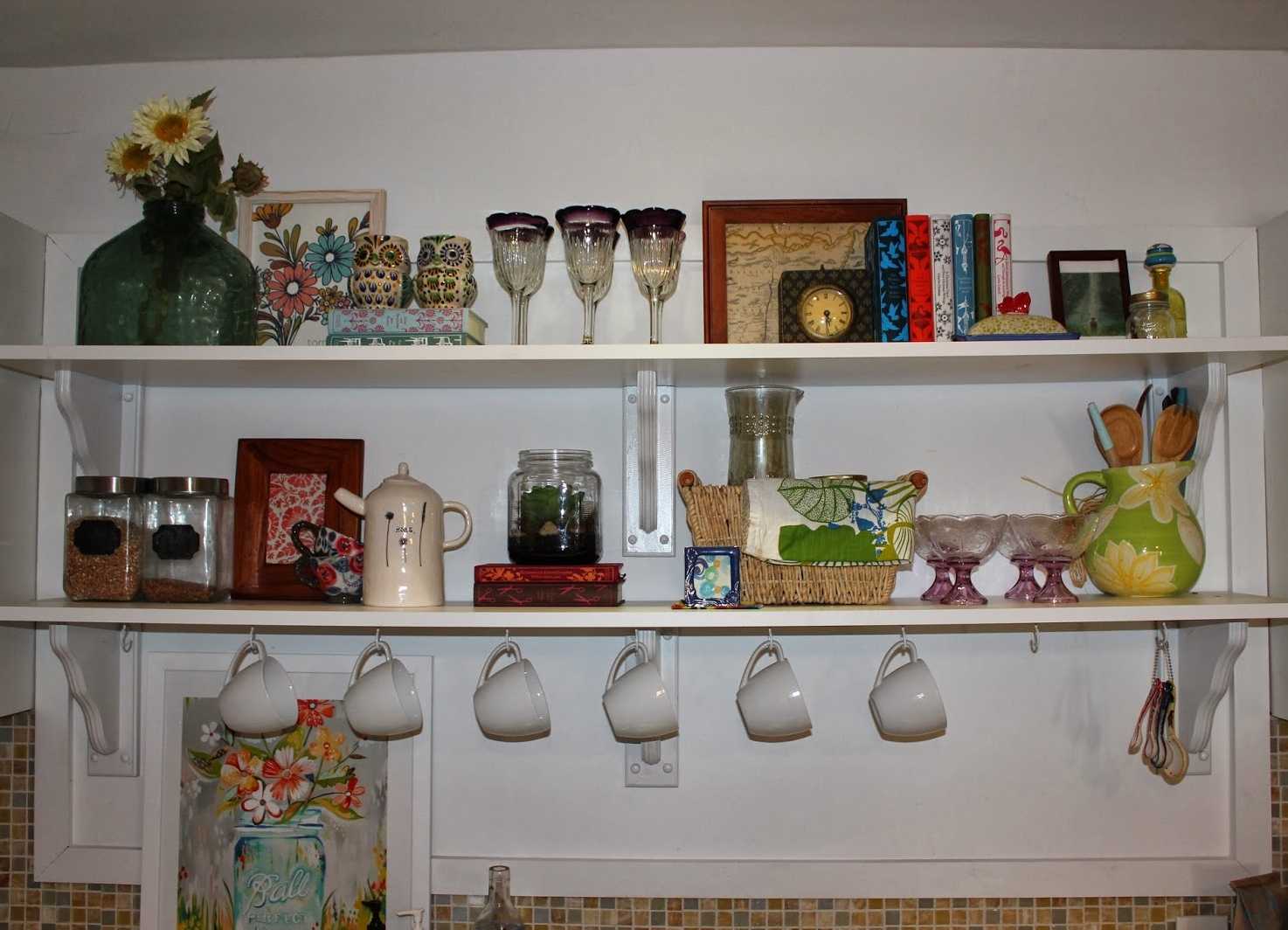 Угловые полки на кухню: над столом, навесные, как и где повесить, способы крепления, полезные советы, фото.