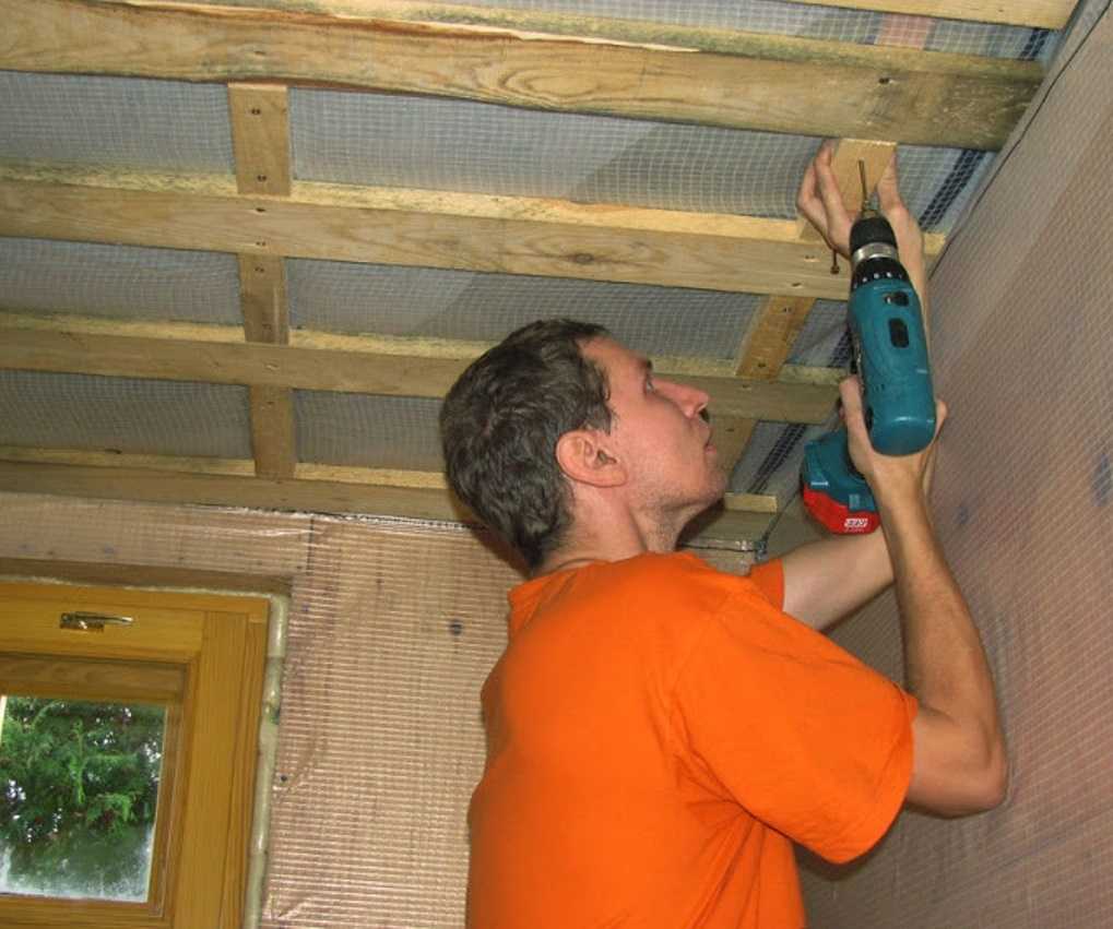 Чем отделать потолок в доме своими руками, как это лучше сделать: инструкция, фото и видео