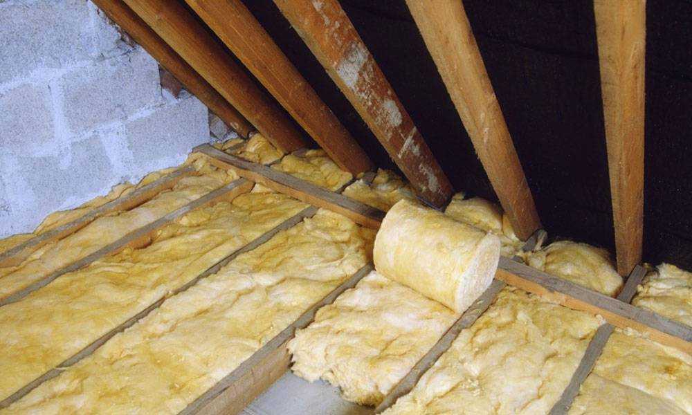 Утепление потолка в деревянном доме: как утеплить минватой, какой утеплитель лучше, утепляем керамзитом