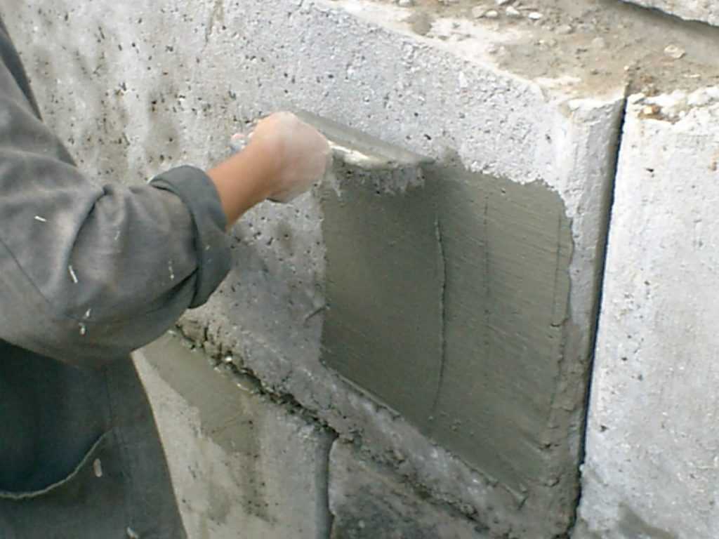 Как быстро штукатурить стены по маякам и без них и научиться правильно проводить процедуру гипсовой разновидностью и цементным раствором?