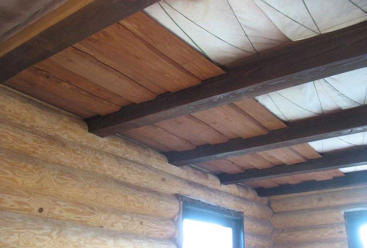 Чем подшить потолок по балкам в деревянном доме