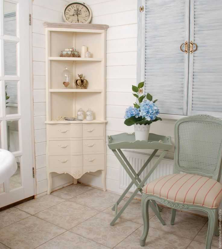 Стеллажи в стиле прованс (32 фото): кованые и деревянные модели, угловые стеллажи для комнат, белый книжный и другие стеллажи